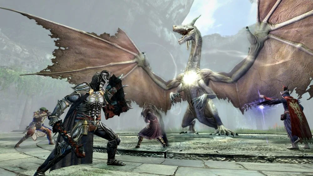 Quatre personnages affrontent un immense dragon blanc sur une plateforme de pierre dans Dragon’s Dogma Online.