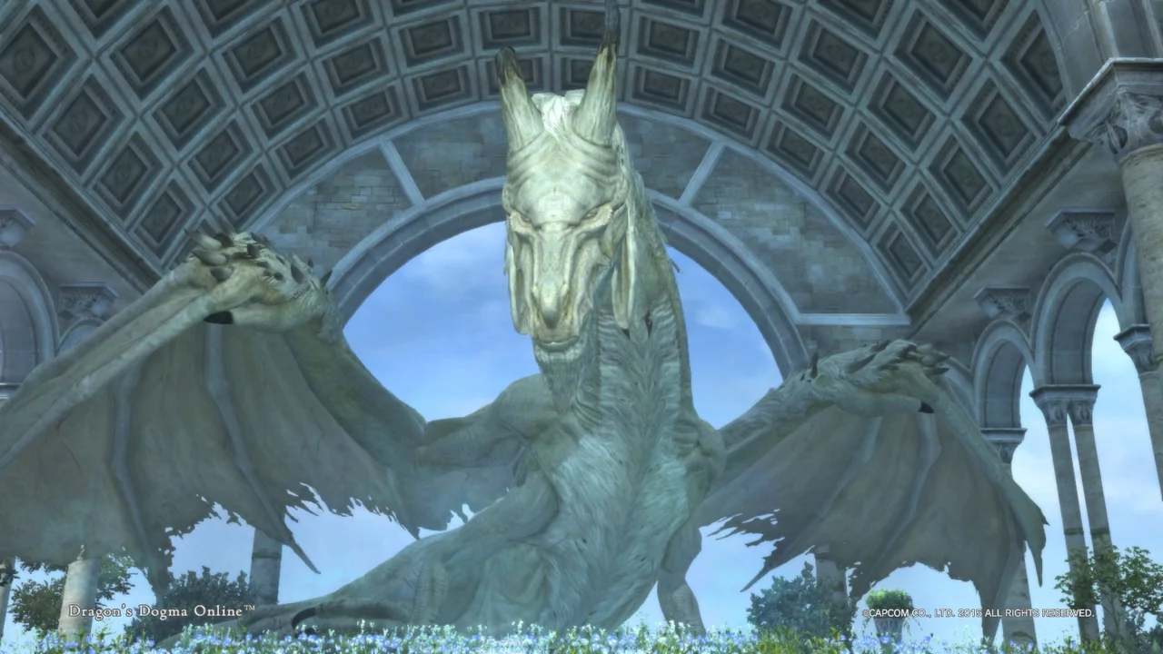 Un dragon blanc repose dans une salle voûtée monumentale, au milieu de fleurs bleues, dans Dragon’s Dogma Online.